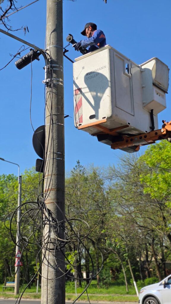 Municipalitatea ploieșteană a demarat o acțiune de curățare a stâlpilor de pe domeniul public, prin îndepărtarea cablurilor aeriene nemarcate sau neconforme
