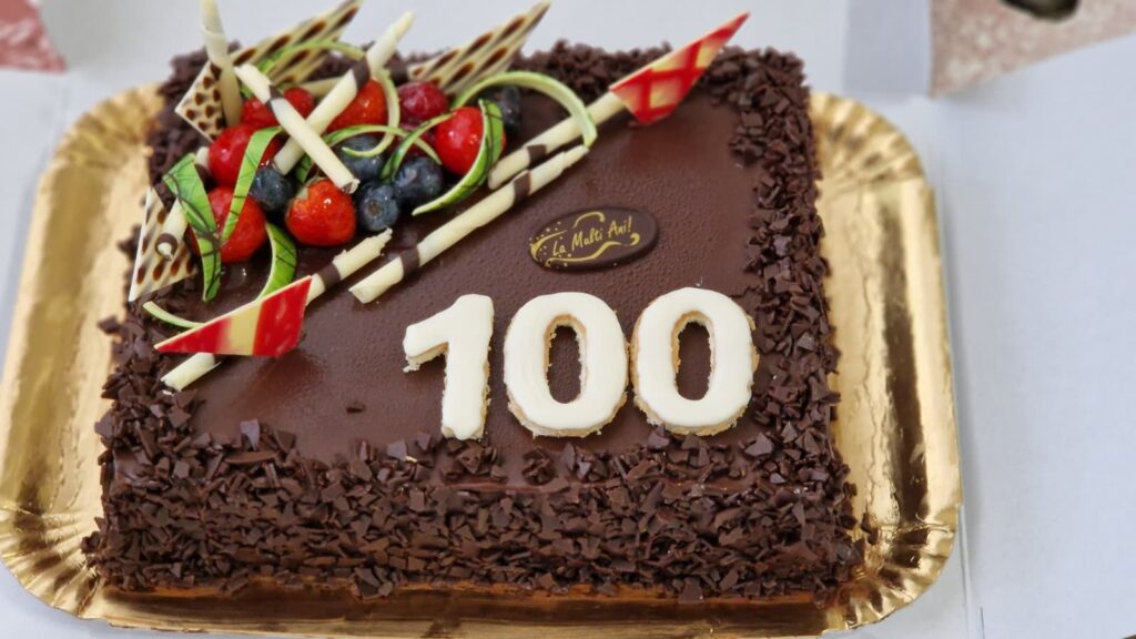 Primăria Municipiului Ploiești a felicitat-o, astăzi, pe doamna Maria Enache la împlinirea venerabilei vârste de 100 de ani!